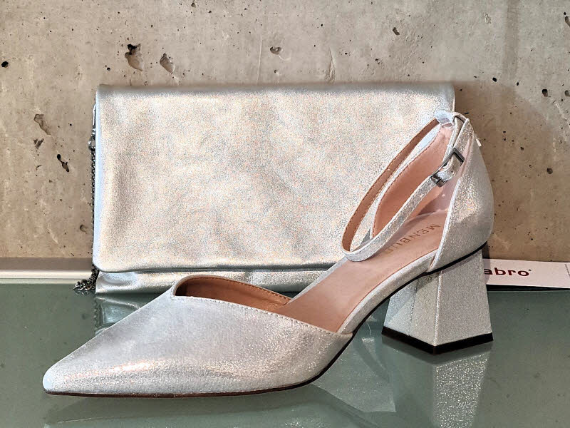Menbur S.A. Pumps Silber