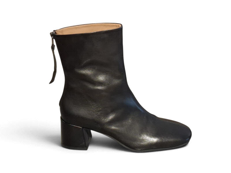 Rebecca White Adele60 black