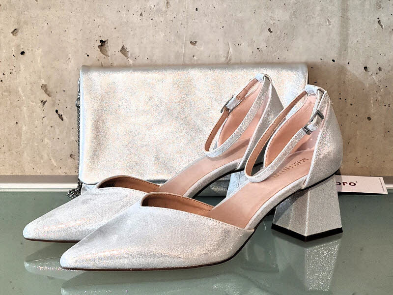 Menbur S.A. Pumps Silber