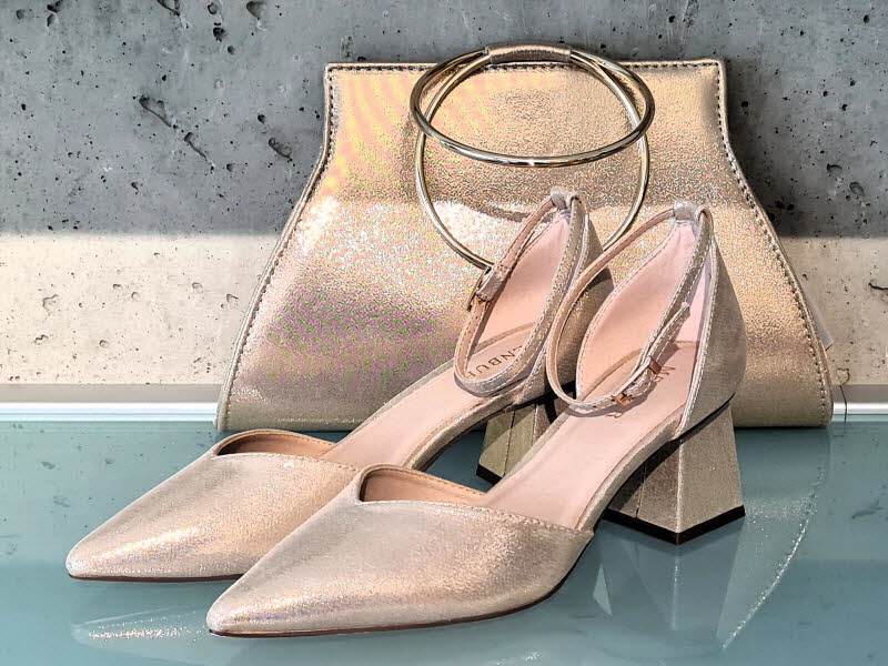 Menbur S.A. Pumps gold