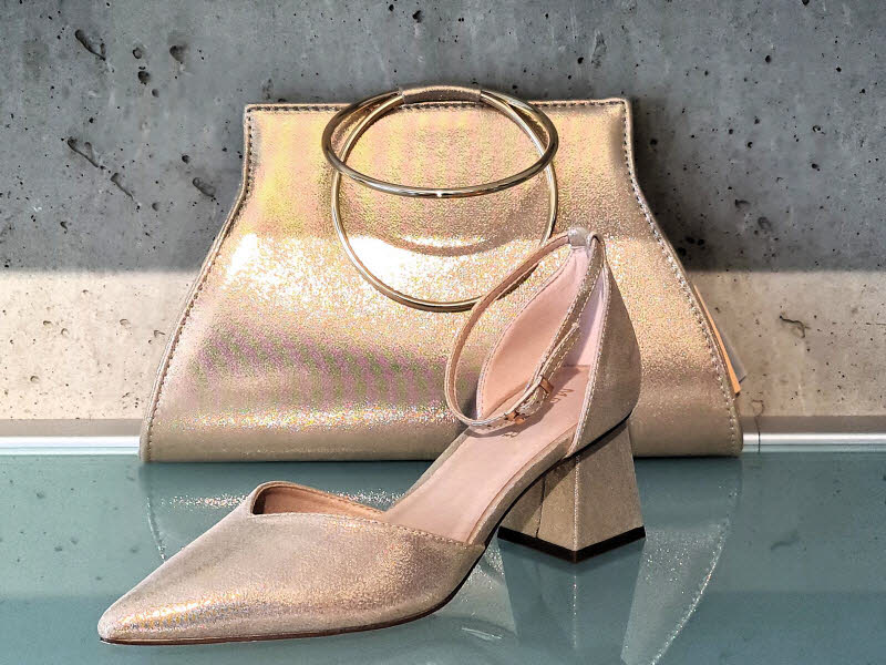 Menbur S.A. Pumps gold