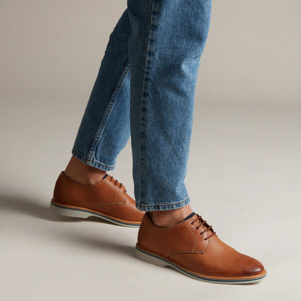 CLARKS Atticus Lace Tan